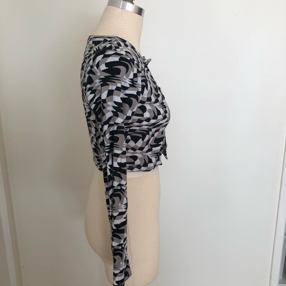 2 cropped long sleeve tees - Picture 4 of 7